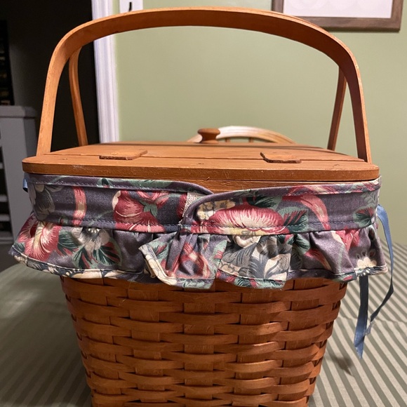 Longaberger Woven Picnic Basket with Floral Blue Liner - Picture 2 of 12